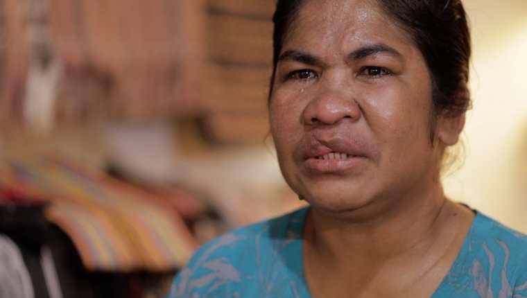 A Meriance Kabu le brotan las lágrimas cuando recuerda su historia de abuso en Kuala Lumpur. BBC / Dwiki Marta