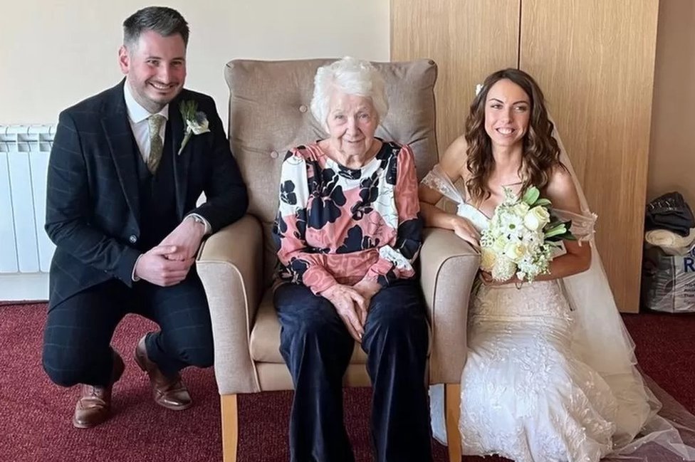 La pareja que recreó su boda en un geriátrico para que participara su abuela con demencia