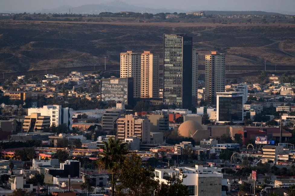 El complejo New City Medical Plaza se encuentra cerca de la valla fronteriza entre México y Estados Unidos en Tijuana, Baja California. AFP via Getty Images