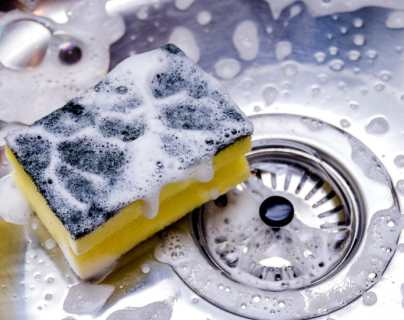 La esponja de la cocina es uno de los elementos con más gérmenes. (GETTY IMAGES)
