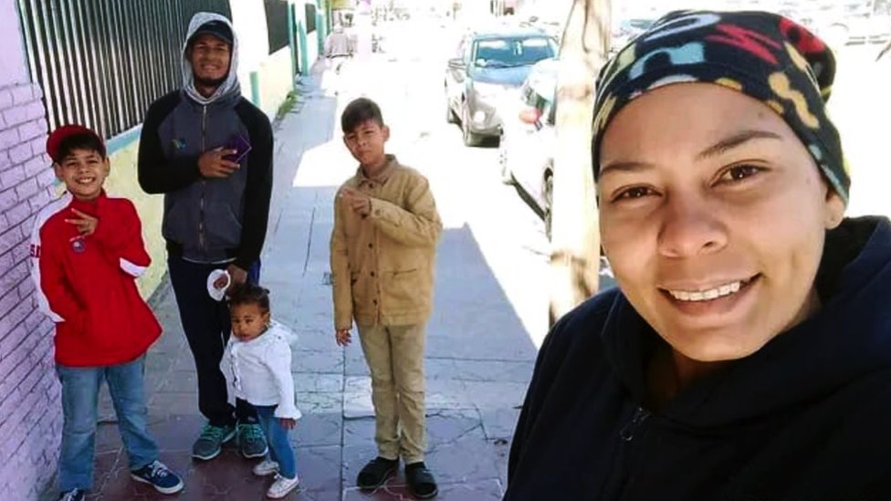 Viangly Infante llegó a México con sus tres hijos y su esposo, quien casi pierde la vida en el incendio de Ciudad Juárez. (CORTESÍA)

