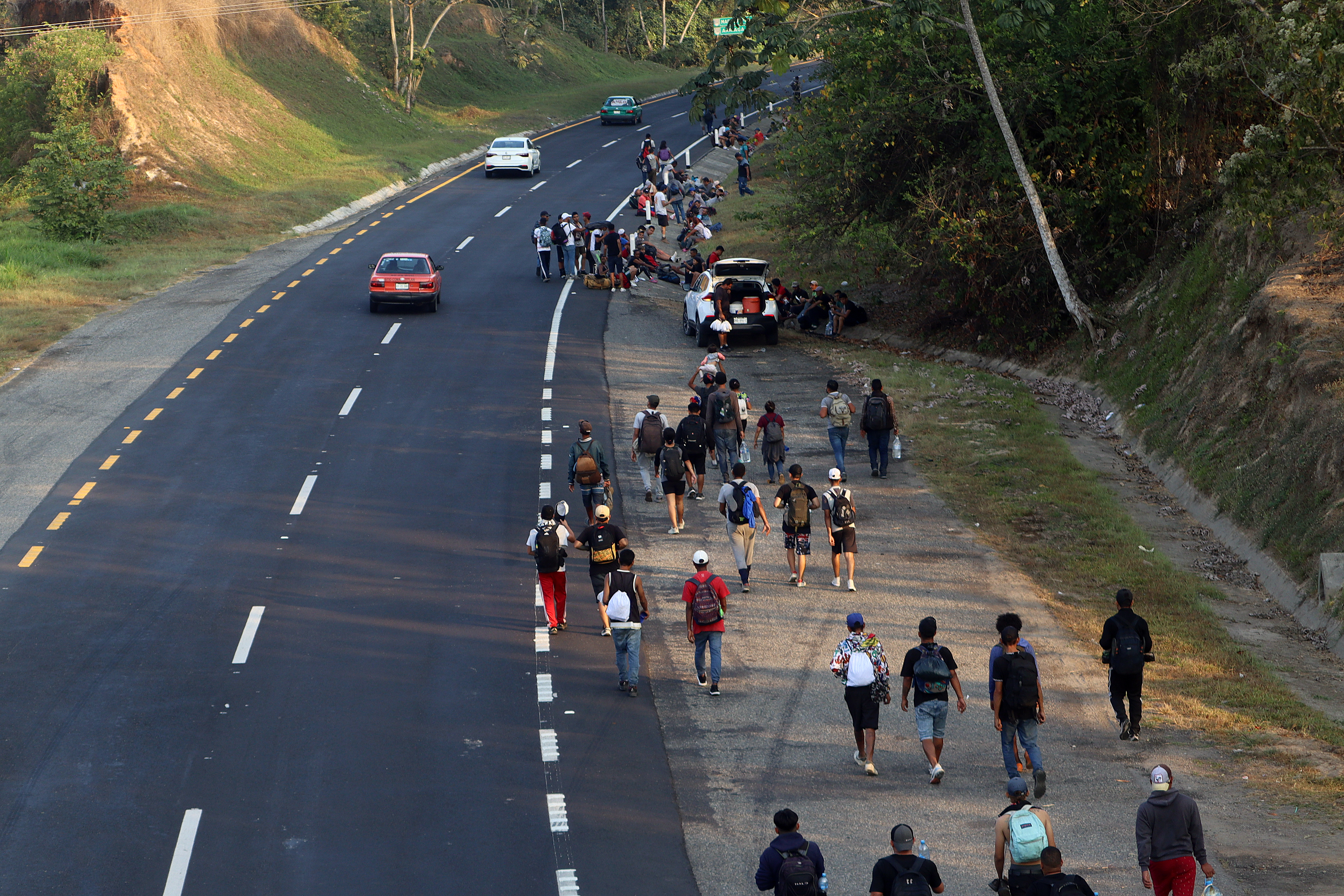 Migrantes caminan en caravana en una carretera de la ciudad de Huixtla, México. (Foto EFE: Juan Manuel Blanco)