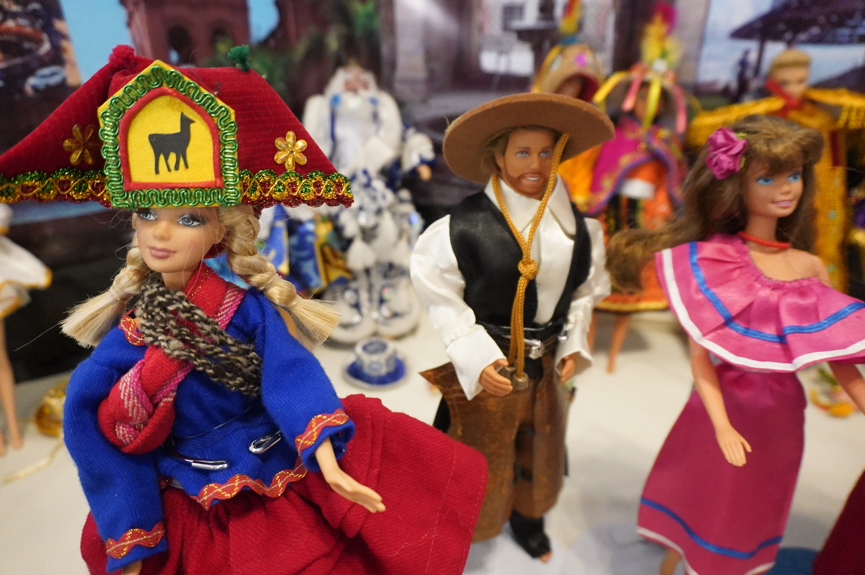 Barbie se hace boliviana con polleras y trajes típicos en muestra en La Paz