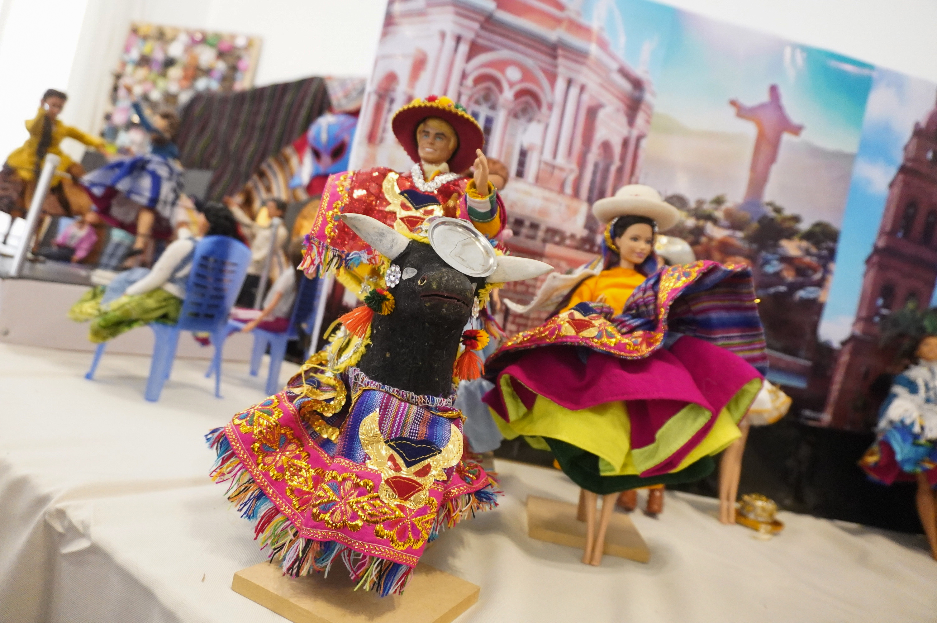 Barbie se hace boliviana con polleras y trajes típicos en muestra en La Paz