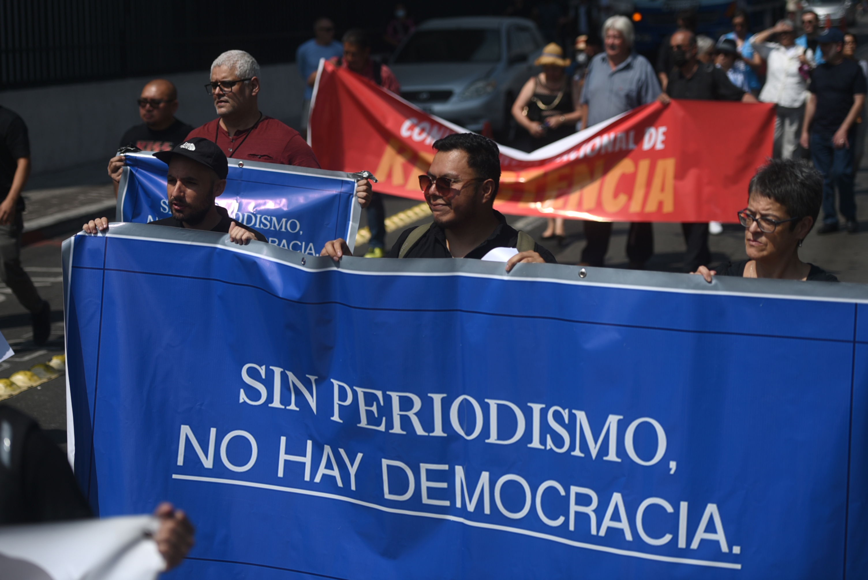Periodistas guatemaltecos se manifestaron en rechazo a las acciones del Ministerio Público y el Organismo Judicial de criminalizar e investigar a nueve periodistas del diario elPeriódico. (Foto Prensa Libre: EFE)
