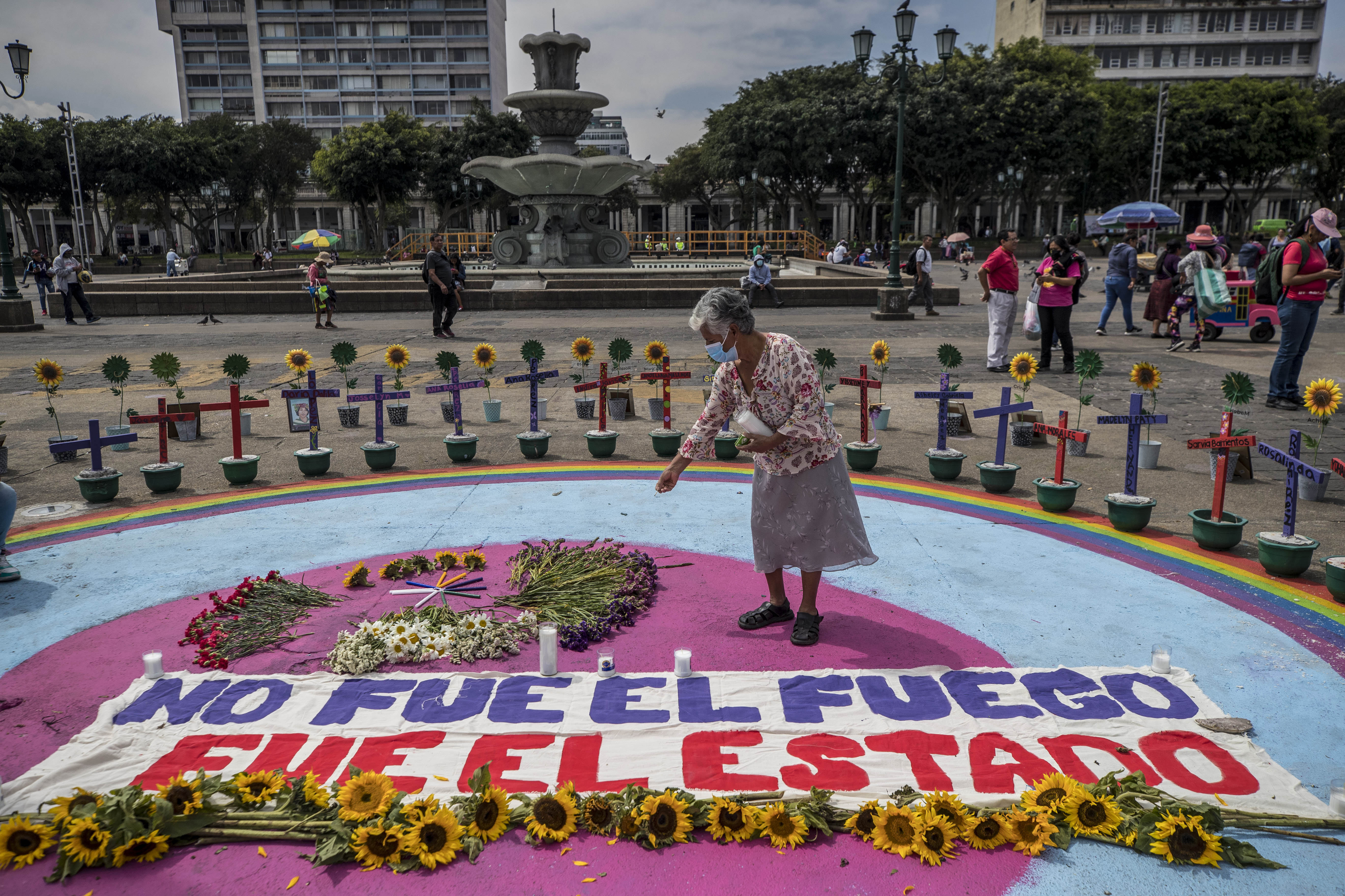 Este 7 de marzo un grupo de mujeres rindieron un homenaje a las 56 víctimas del Hogar Seguro Vírgen de la Asunción. (Foto Prensa Libre: EFE)