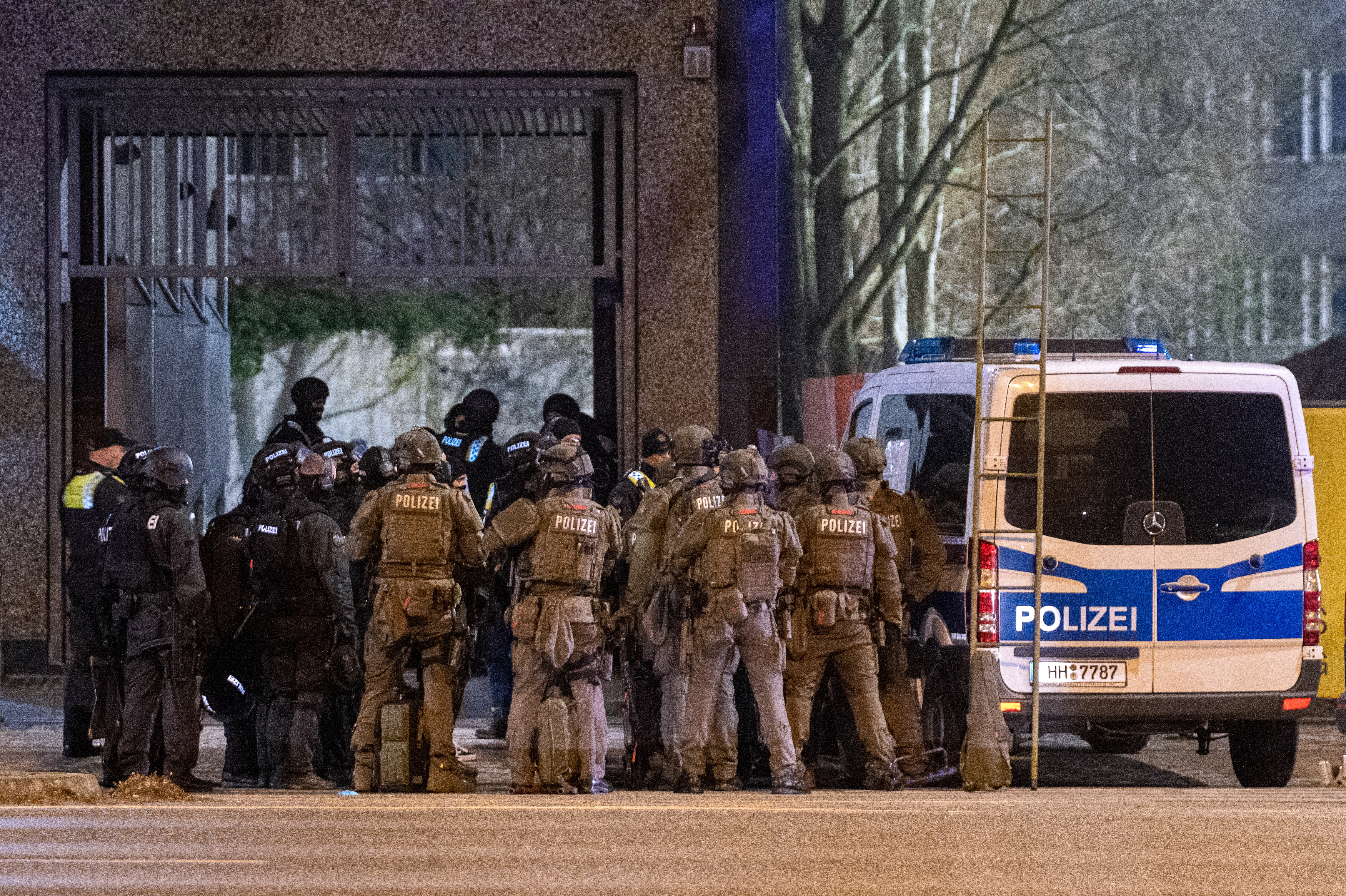 Policías en el sitio en donde un hombre mató a siete personas en un centro de Testigos de Jehová, en Hamburgo, Alemania. El atacante se suicidó luego de disparar en ese lugar. (Foto Prensa Libre: EFE/EPA/NEWS5)