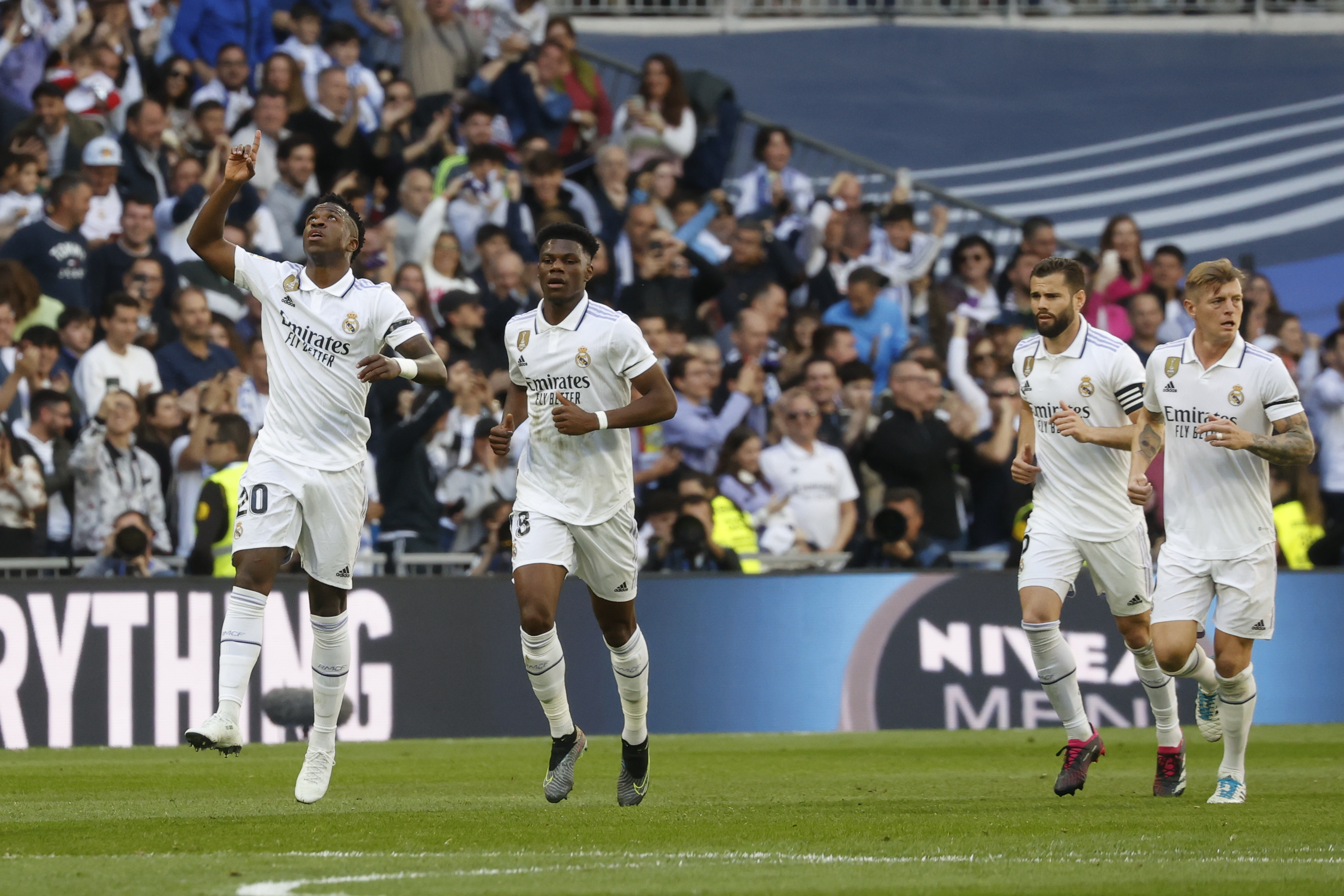 El delantero brasileño del Real Madrid, Vinicius Jr (i) celebra su tanto ante el RCD Espanyol durante el partido de LaLiga entre Real Madrid y RCD Espanyol disputado este sábado en el Santiago Bernabéu en Madrid. Foto Prensa Libre (EFE)