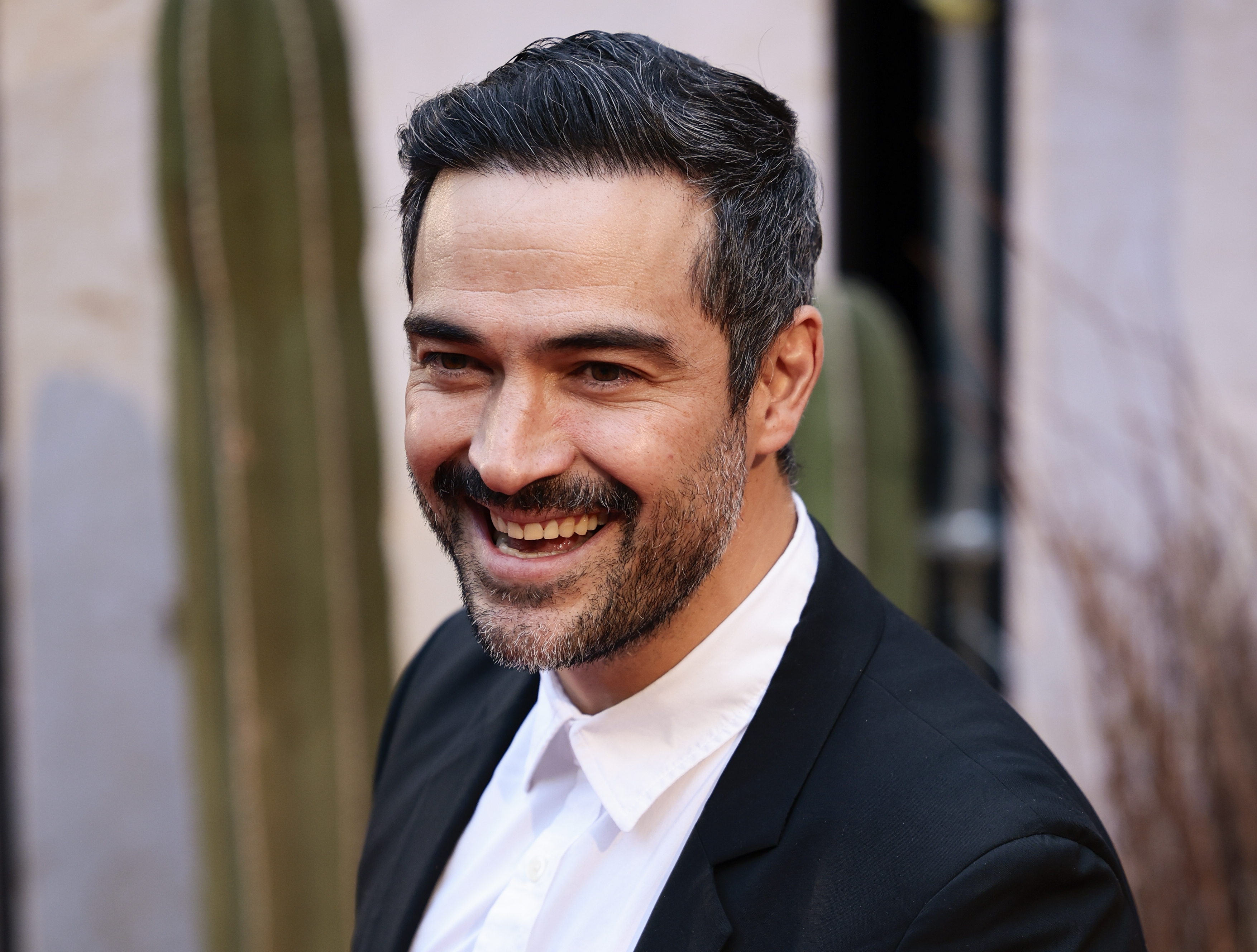 MEX9763. CIUDAD DE MÉXICO (MÉXICO), 14/03/2023.- El actor mexicano Alfonso Herrera posa durante una alfombra roja del estreno de la película ¡Que viva México!, hoy, en Ciudad de México (México). EFE/José Méndez