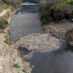 ACOMPAÑA CRÓNICA AME3154. CHINAUTLA (GUATEMALA), 17/03/2023.- Fotografía con drone del 10 de marzo 2023, de una biobarda que intenta contener cientos de toneladas de basura que atraviesan el río Las Vacas, provenientes de la Ciudad de Guatemala, en Chinautla (Guatemala). Guatemala tiene el doble de disponibilidad de agua que el promedio mundial, pero el 90 % de sus fuentes están contaminadas y millones de personas sufren un calvario diariamente para obtenerla, debido a décadas de una deficiente administración estatal. EFE/Esteban Biba