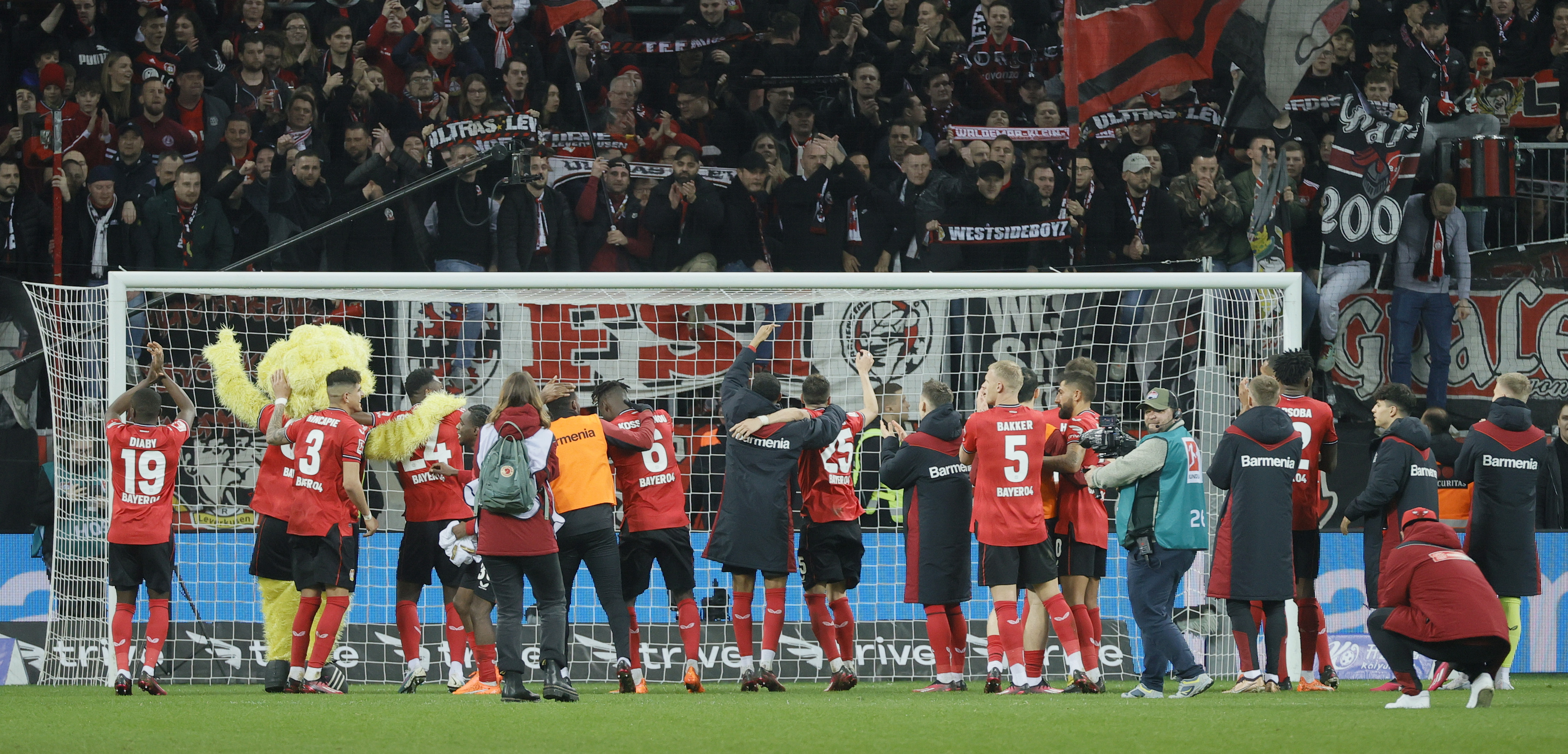 El Leverkusen le ganó al Bayern y el BVB es nuevo líder en Alemania. Foto Prensa Libre (EFE) 