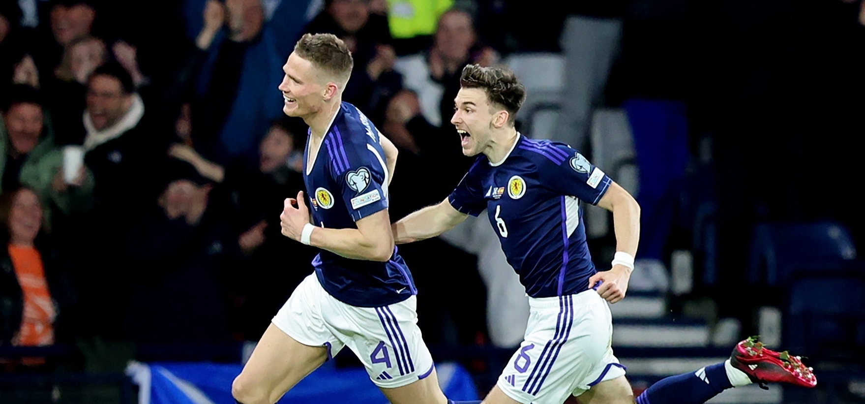 Glasgow (Reino Unido), 28/03/2023.- Scott McTominay (istro) de Escocia celebra con su compañero de equipo Kieran Tierney después de marcar su segundo gol durante el partido de clasificación de la UEFA EURO 2024 entre Escocia y España en Glasgow, Gran Bretaña. Foto Prensa Libre (EFE)