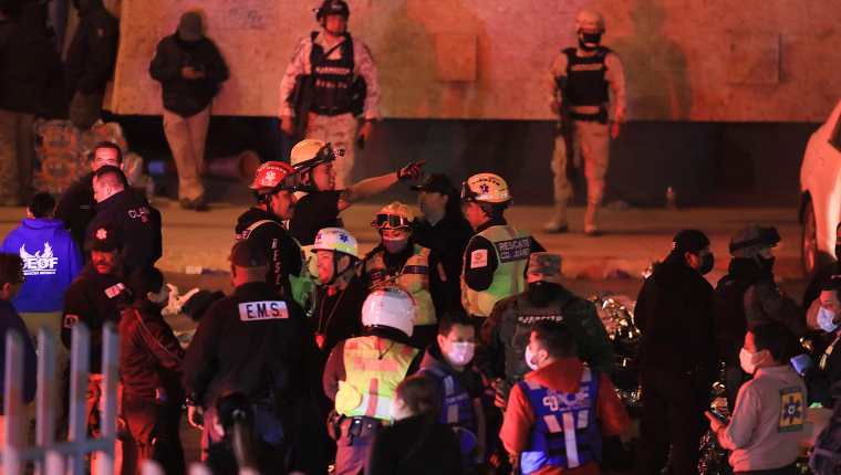  Personal de rescate acuden al auxilio durante un incendio en las instalaciones del Instituto Nacional de Migración (INM), donde fallecieron migrantes la noche del 27 de marzo de 2023, en Ciudad Juárez, Chihuahua, México. (Foto Prensa Libre: EFE)