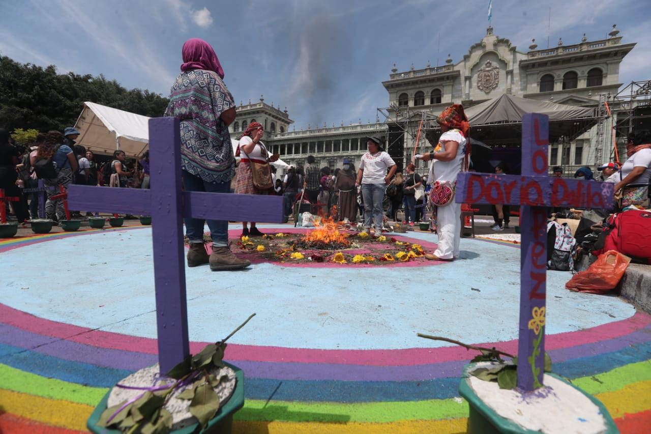 Sectores exigen justicia por la muerte de 41 niñas durante un incendio en un aula del Hogar Seguro Virgen de la Asunción. (Foto Prensa Libre: Érick Ávila)