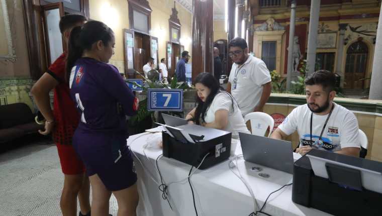 Mujeres llegaron este sábado 25 de marzo a la sede del Tribunal Supremo Electoral en la zona 2 capitalina a empadronarse. (Foto Prensa Libre: MarÃa José Bonilla).