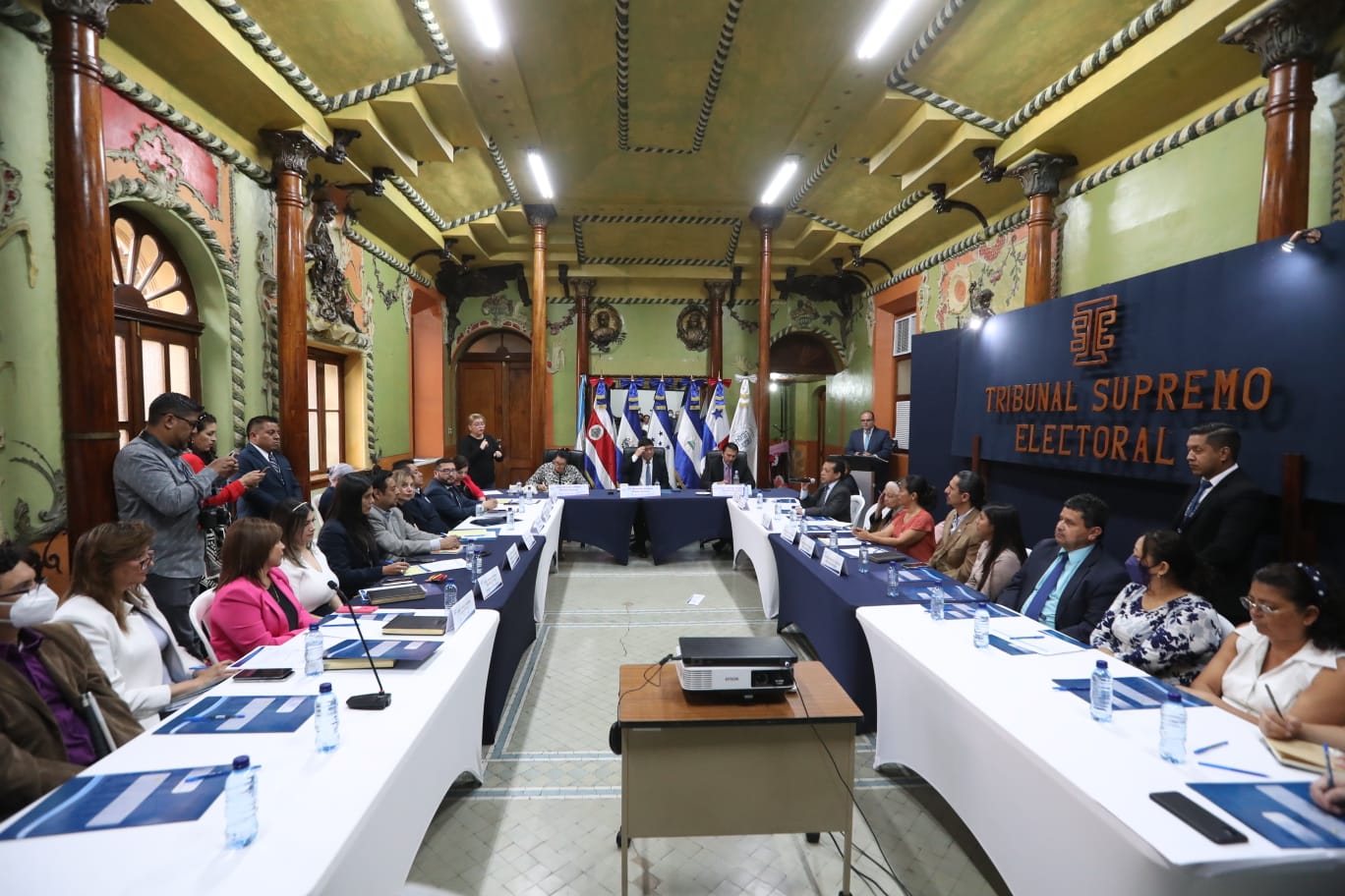 Magistrados del TSE se reúnen con representantes de varias organizaciones para implementar una estrategia que facilite el voto de personas que tengan alguna discapacidad. (Foto Prensa Libre: Roberto López)