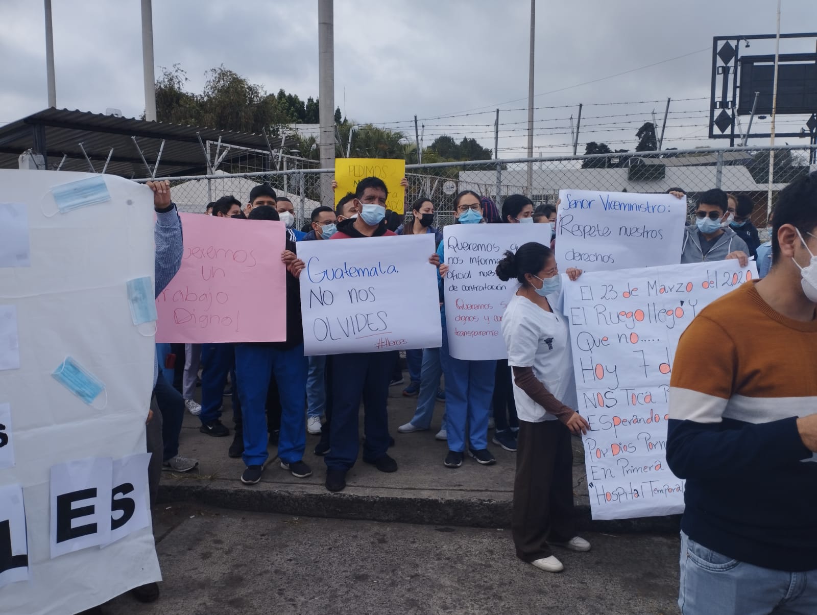 Los trabajadores del Hospital Temporal del Parque de la Industria exigen que se respeten sus derechos laborales. (Foto Prensa Libre: Corte)
