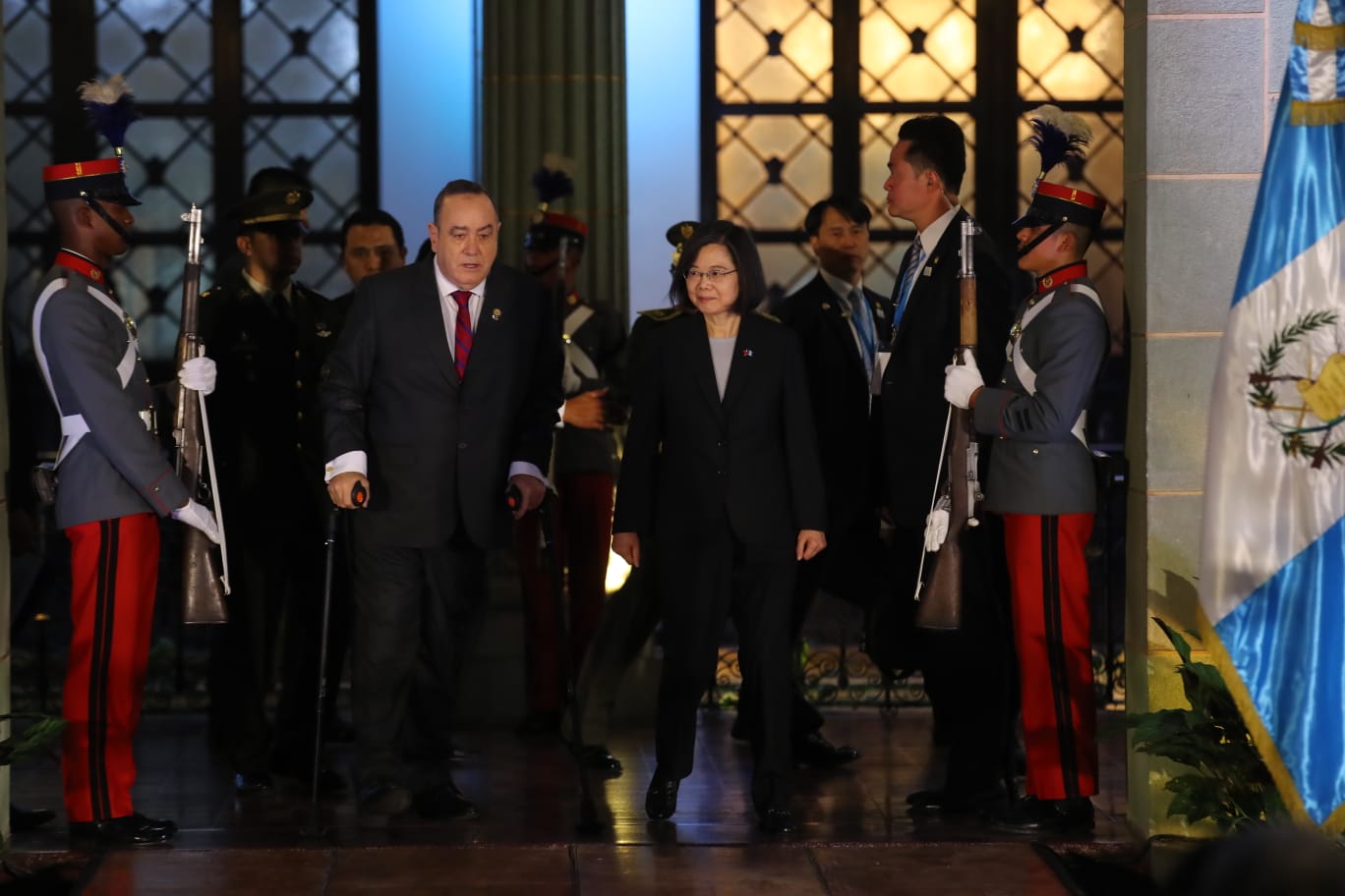La presidenta de Taiwán, Tsai ing-wen, y el mandatario guatemalteco, Alejandro Giammattei, luego de haber firmado un convenio de cooperación, en el Palacio Nacional de la Cultura. (Foto Prensa Libre: Carlos Hernández)