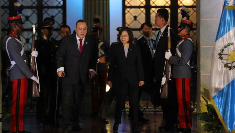 La presidenta de Taiwán, Tsai ing-wen, y el mandatario guatemalteco, Alejandro Giammattei, luego de haber firmado un convenio de cooperación, en el Palacio Nacional de la Cultura. (Foto Prensa Libre: Carlos Hernández)