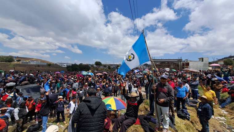 Decenas de campesinos bloquearon carreteras durante dos días para presionar al Gobierno para que derogue un acuerdo que busca regularizar el comercio informal. (Foto Prensa Libre: Mynor Toc) 