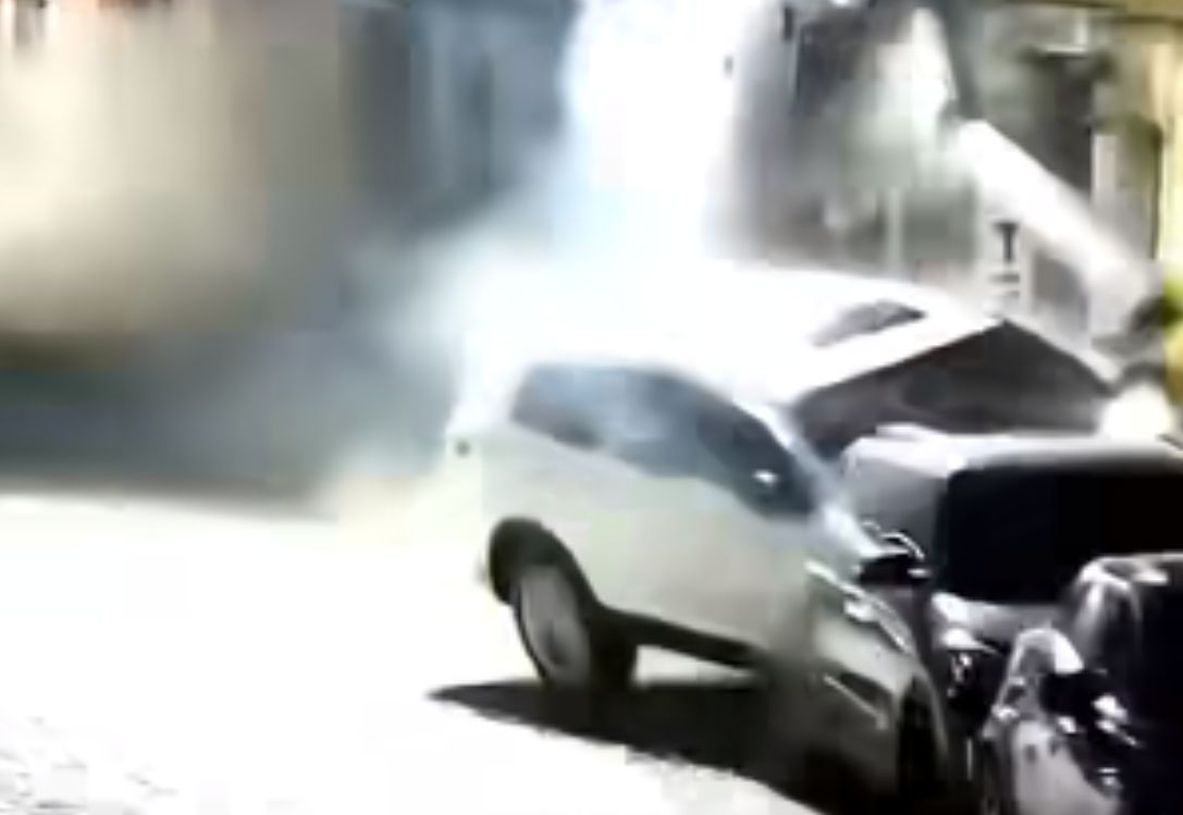 Video: el instante en que vehículo descontrolado derriba un poste y choca contra otros automotores en Antigua Guatemala