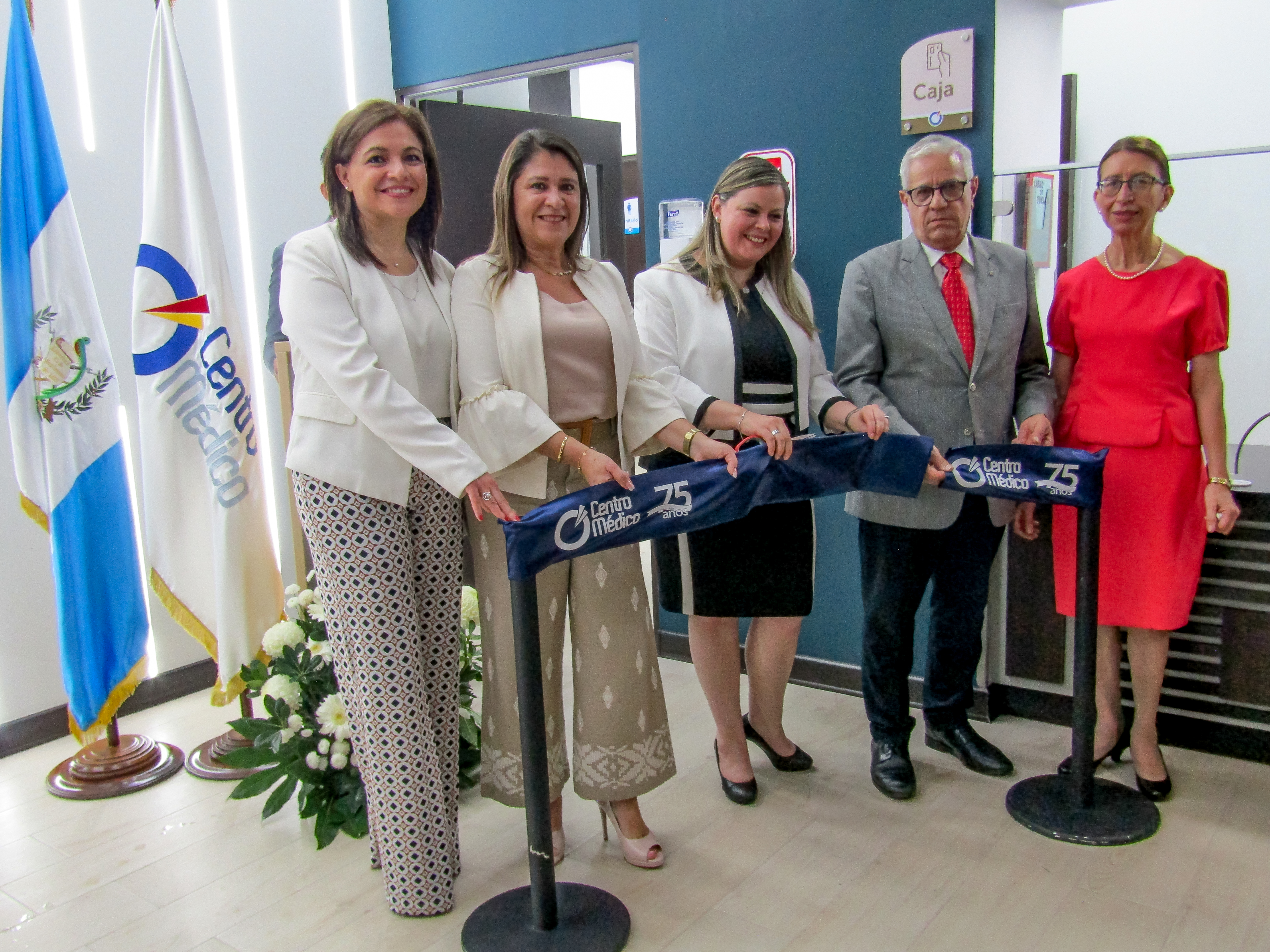 Ejecutivos de Centro Médico realizaron el corte de la cinta para inaugurar el nuevo laboratorio. Foto Prensa Libre: Cortesía