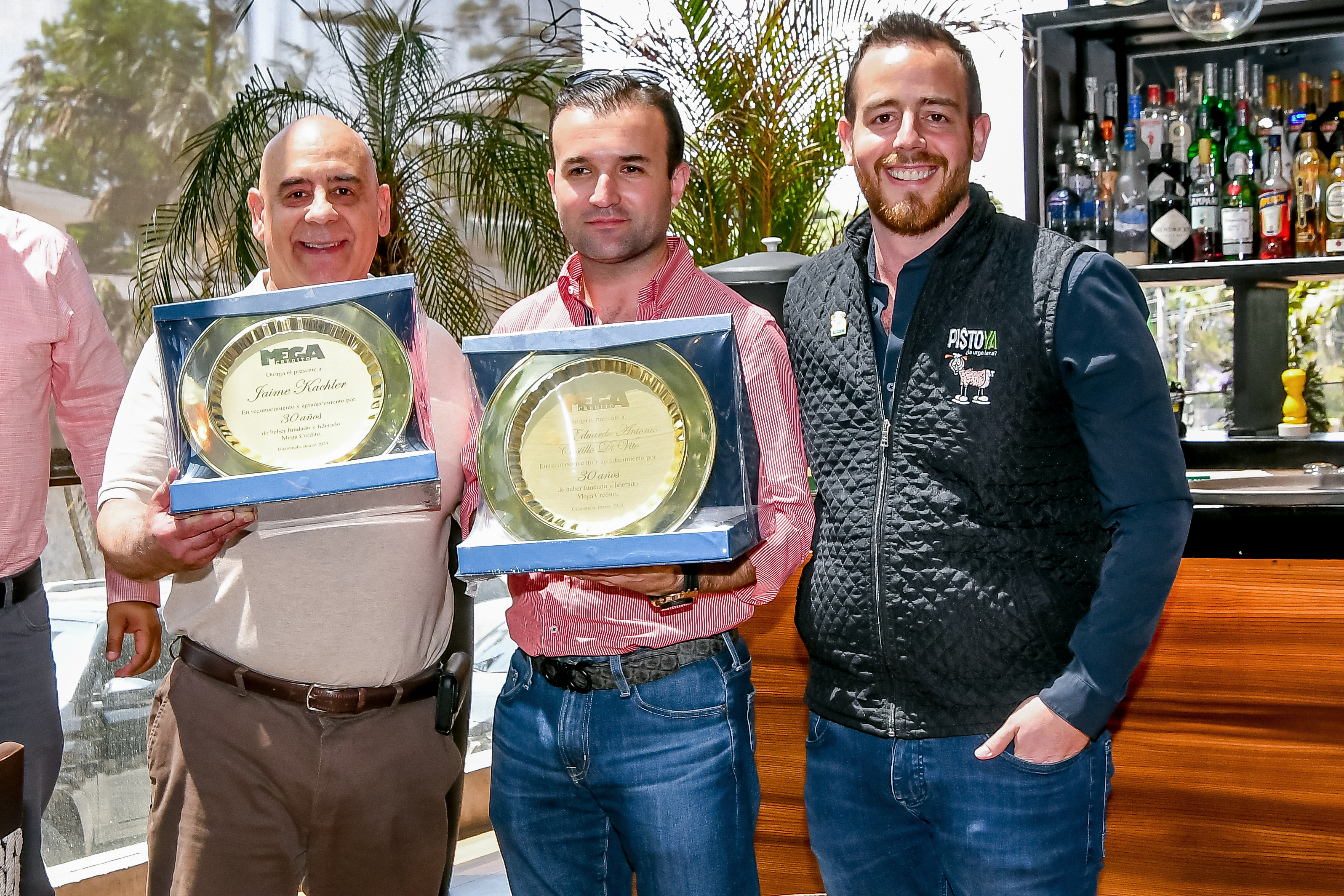 Directivos de PistoYa recibieron reconocimientos por su gran apoyo a lo largo de los 30 años en el mercado guatemalteco. Foto Prensa Libre: Sergio Muñoz