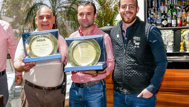 Directivos de PistoYa recibieron reconocimientos por su gran apoyo a lo largo de los 30 años en el mercado guatemalteco. Foto Prensa Libre: Sergio Muñoz