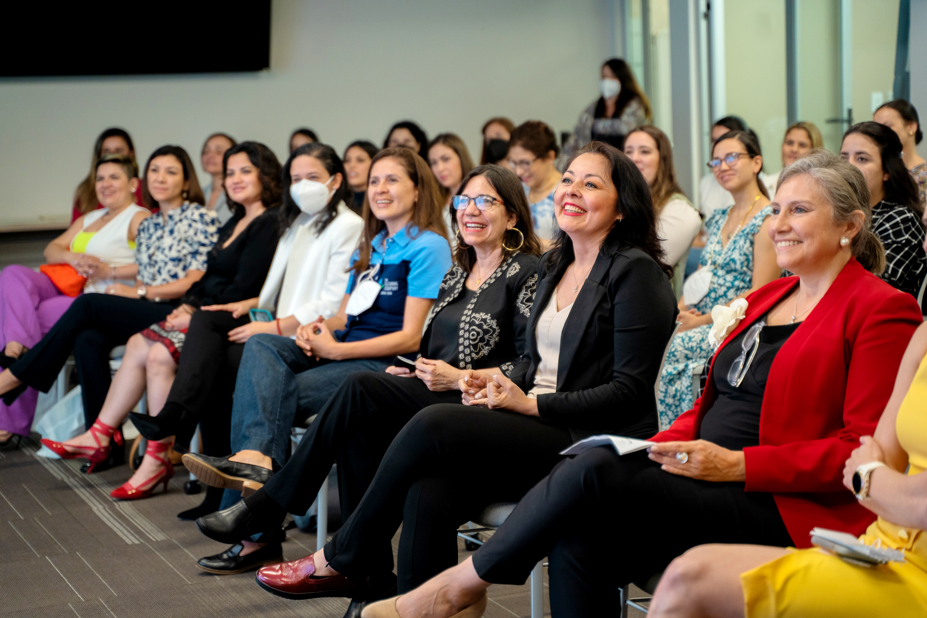 Los resultados alcanzados en el primer programa lanzado en conjunto, impulsaron a beneficiar a otras 40 empresarias centroamericanas. Foto Prensa Libre: Cortesía