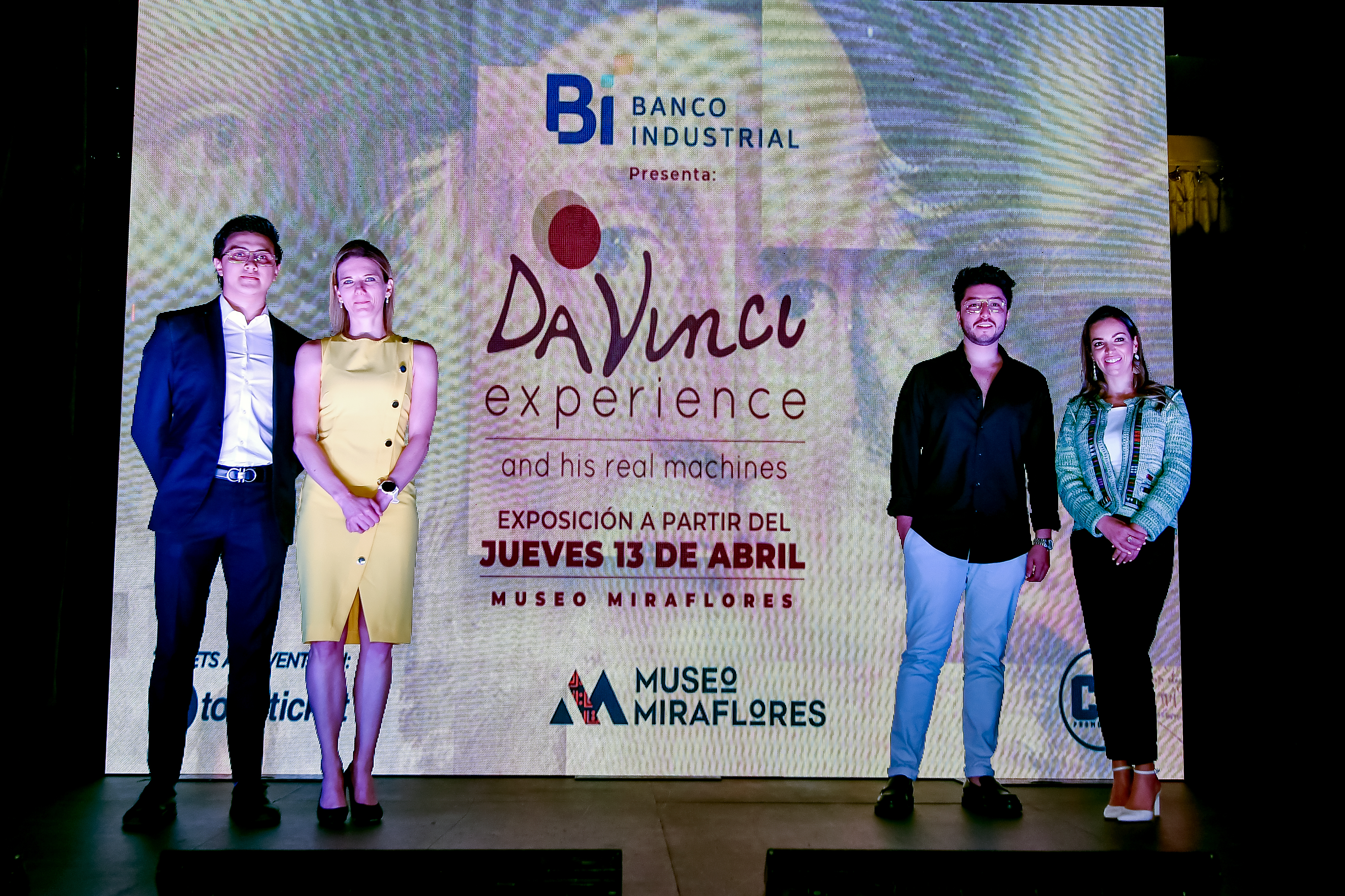 Roberto Pineda, de Ch Promotions; María José Paiz, asistente de Gerencia de Relaciones Institucionales de Banco Industrial; Guille Cantof, artista embajador de la muestra; y María Gadsden del Museo Miraflores. Foto Prensa Libre: Sergio Muñoz