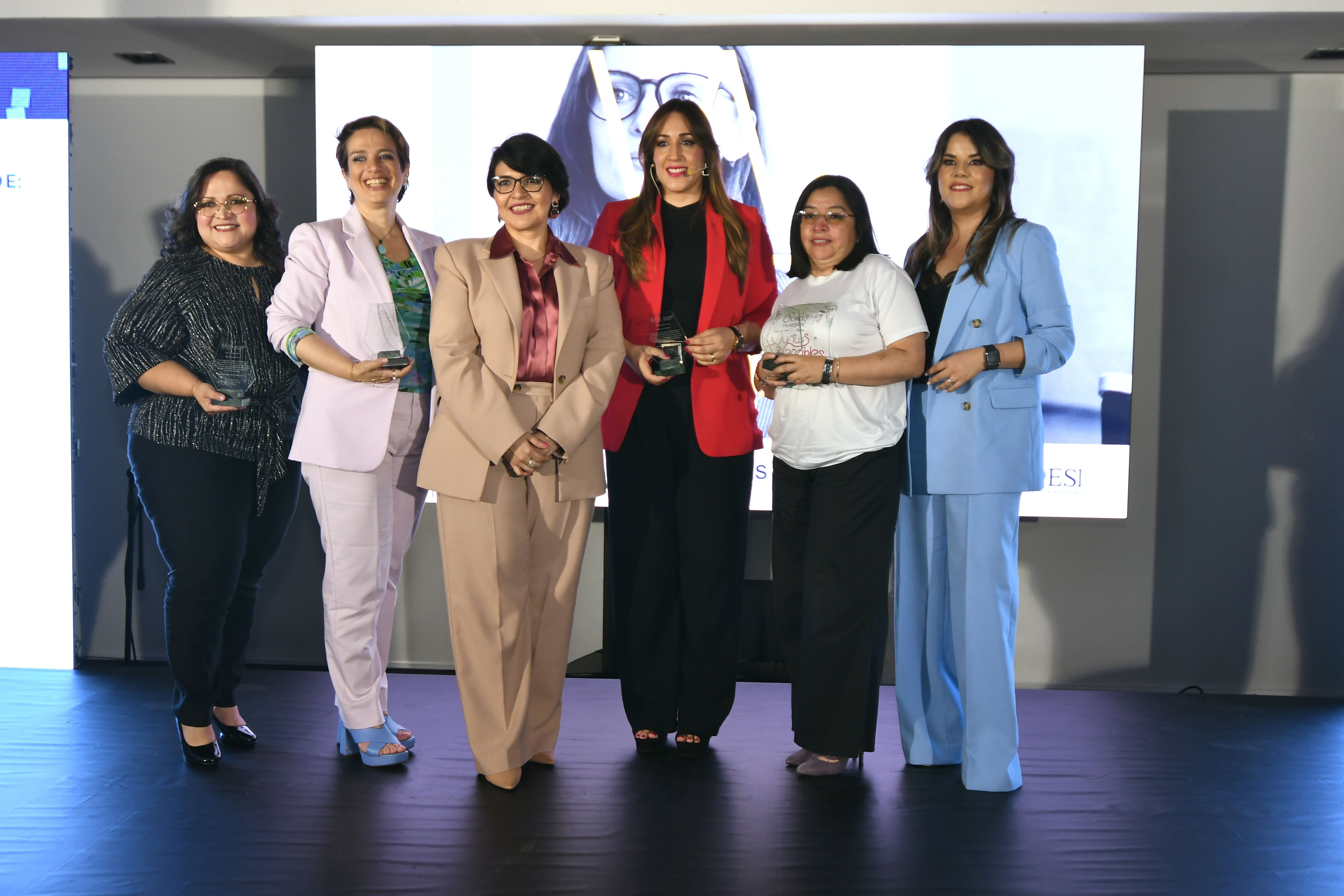 El evento contó con la asistencia de 100 mujeres empresarias y profesionales de amplia experiencia en distintos giros de negocios. Foto Prensa Libre: Sergio Muñoz