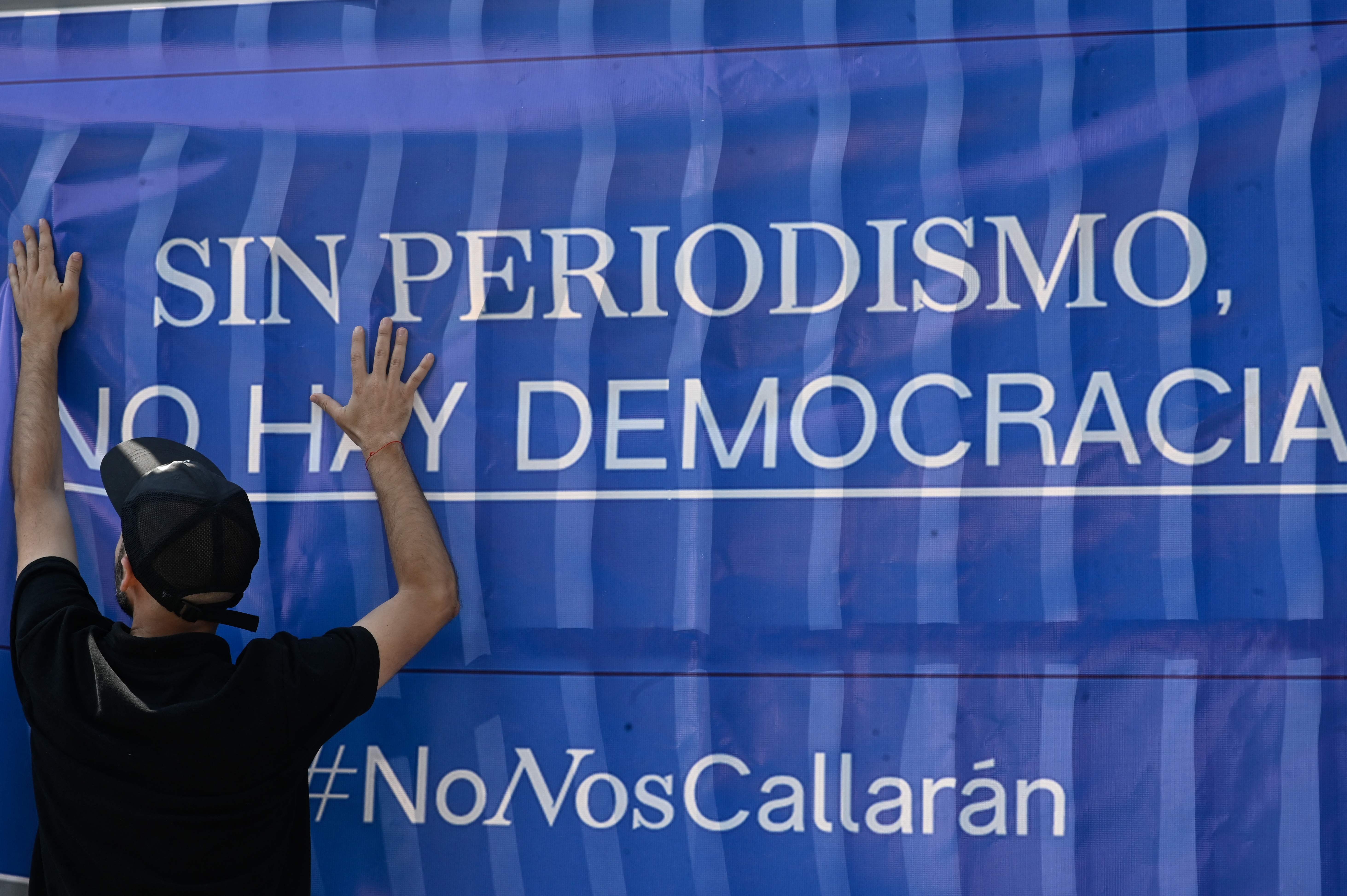 Periodistas de Guatemala protestan en contra de la resolución del juez Jimi Bremer de ordenar a un grupo de comunicadores. (Foto Prensa Libre: AFP)
