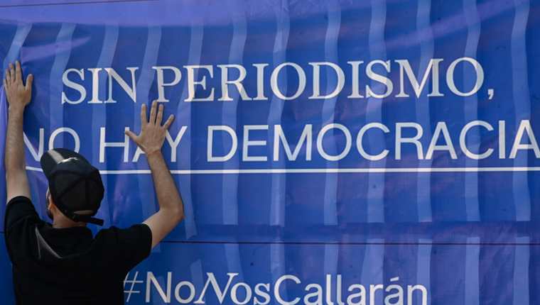 Periodistas de Guatemala protestan en contra de la resolución del juez Jimi Bremer de ordenar a un grupo de comunicadores. (Foto Prensa Libre: AFP)