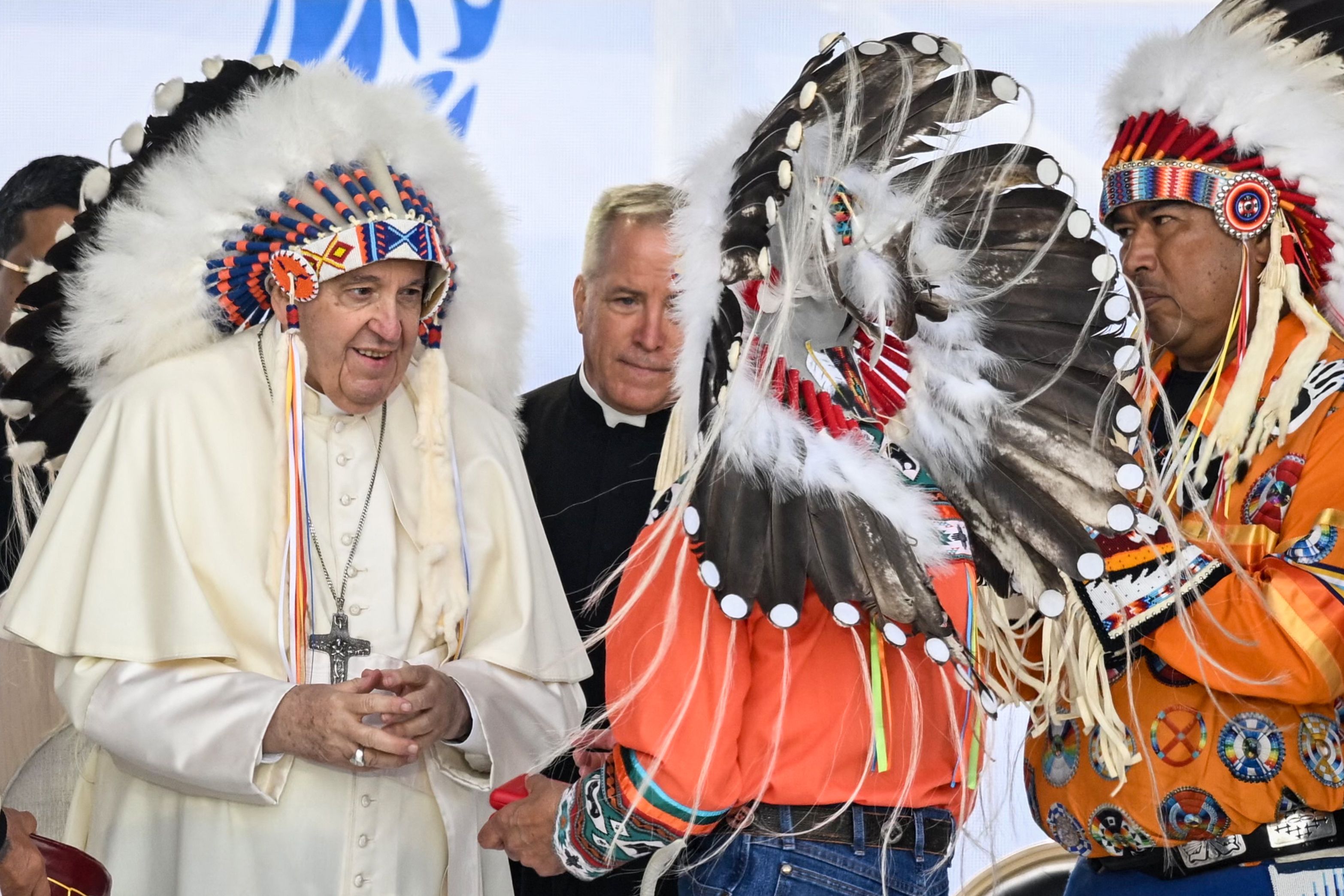 En julio de 2022, el papa Francisco lucía un tocado que le regalaron líderes indígenas durante un "peregrinaje de penitencia" en el parque Muskwa en Maskwacis, Alberta, Canadá. Durante la actividad, pidió perdión por el papel de la Iglesia Católica por la violencia ejercida en internados para niños amerindios, donde murieron al menos 6 mil de ellos entre finales del siglo XIX y los años 1990. (Foto Prensa Libre: AFP)