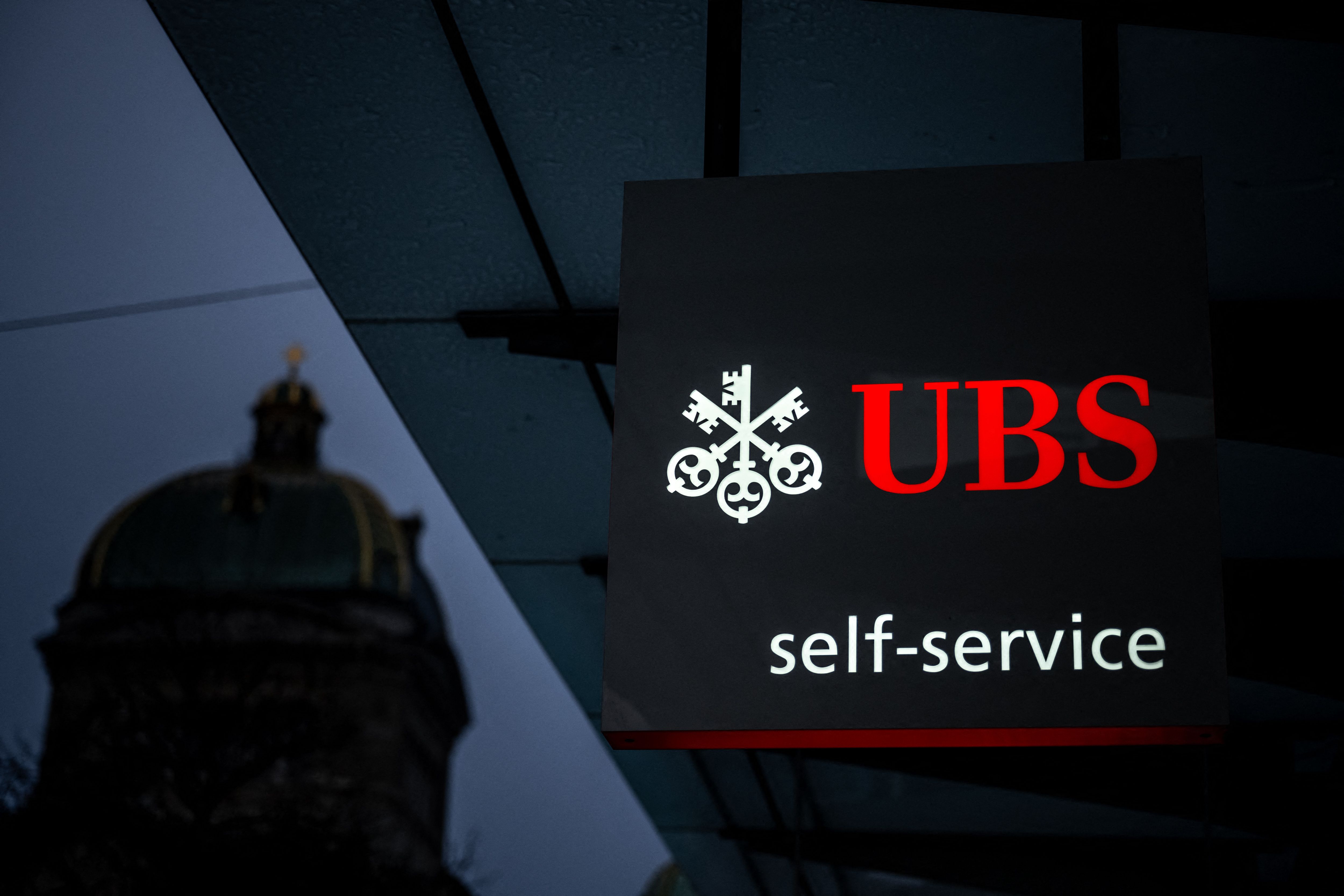 UBS el mayor banco de Suiza acordaría comprar Credit Suiss. (Foto Prensa Libre: AFP)
