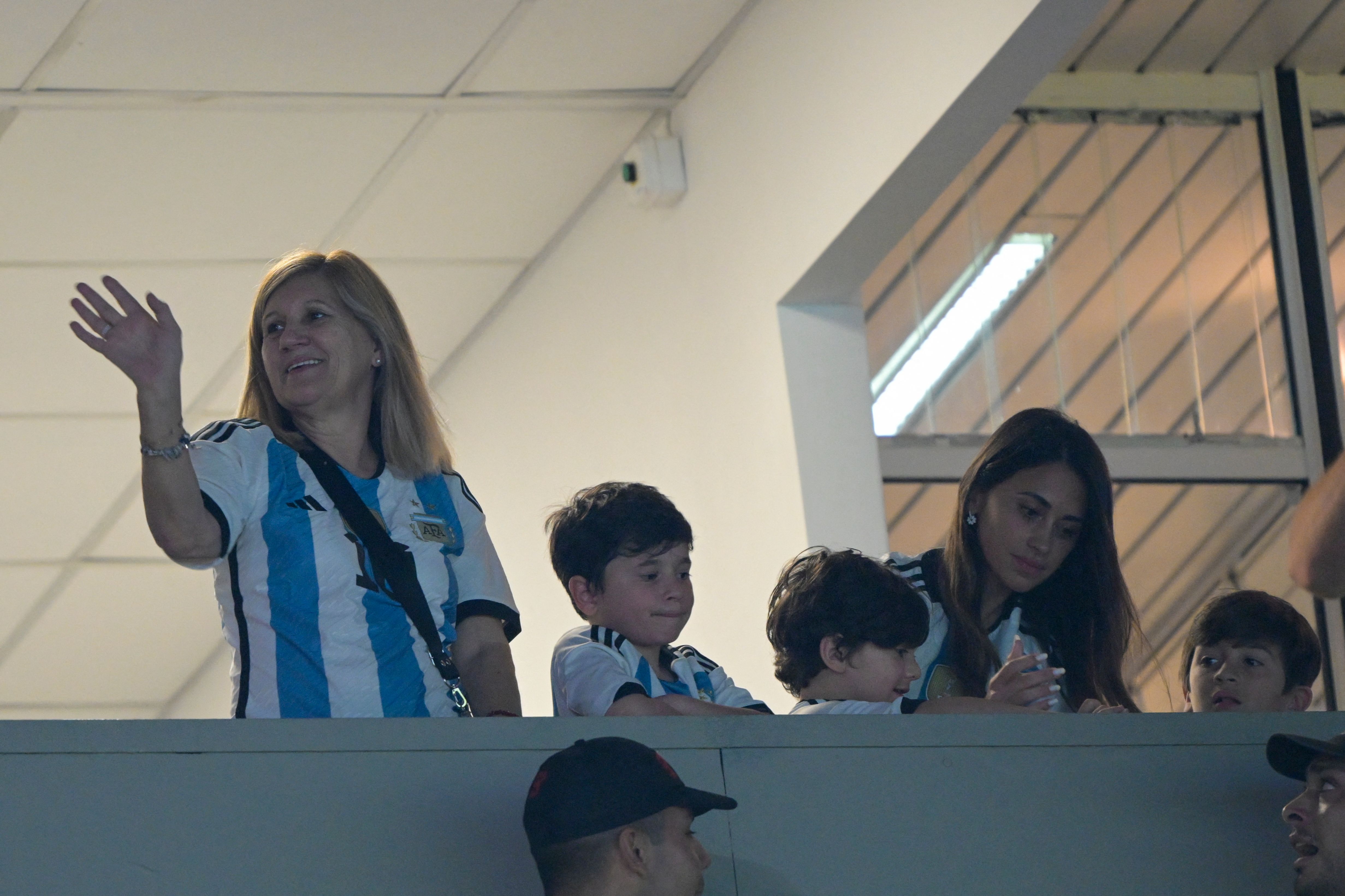 Celia Maria Cuccittini, madre de Lionel Messi en un partido junto a Antonela Roccuzzo.
