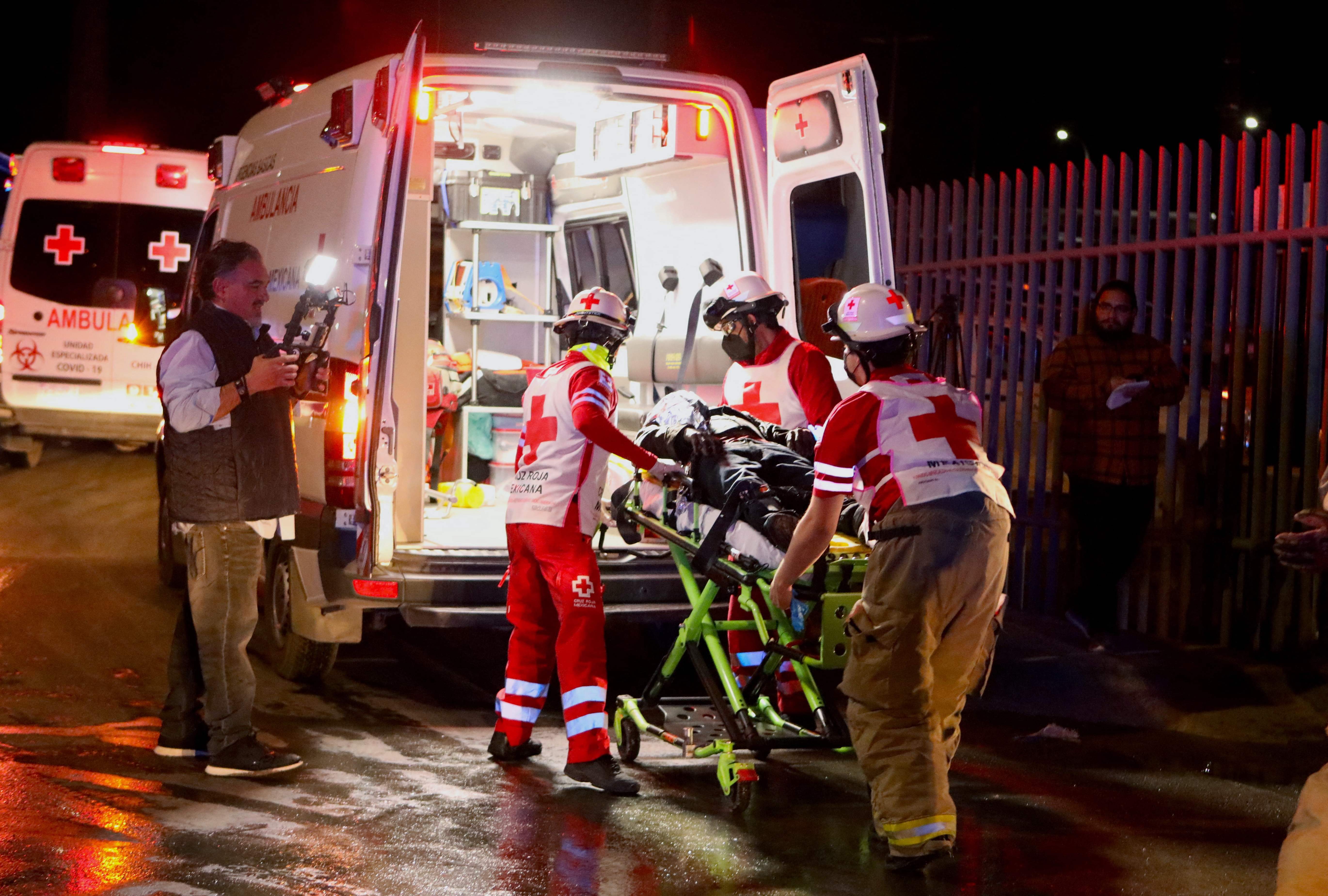 Personal de la Cruz Roja traslada a uno de los migrantes quemados durante incendio en albergue ubicado en Ciudad Juárez, Chihuahua, México, que cobró la vida de 40 personas, incluidos 28 guatemaltecos. (Foto Prensa Libre: AFP)