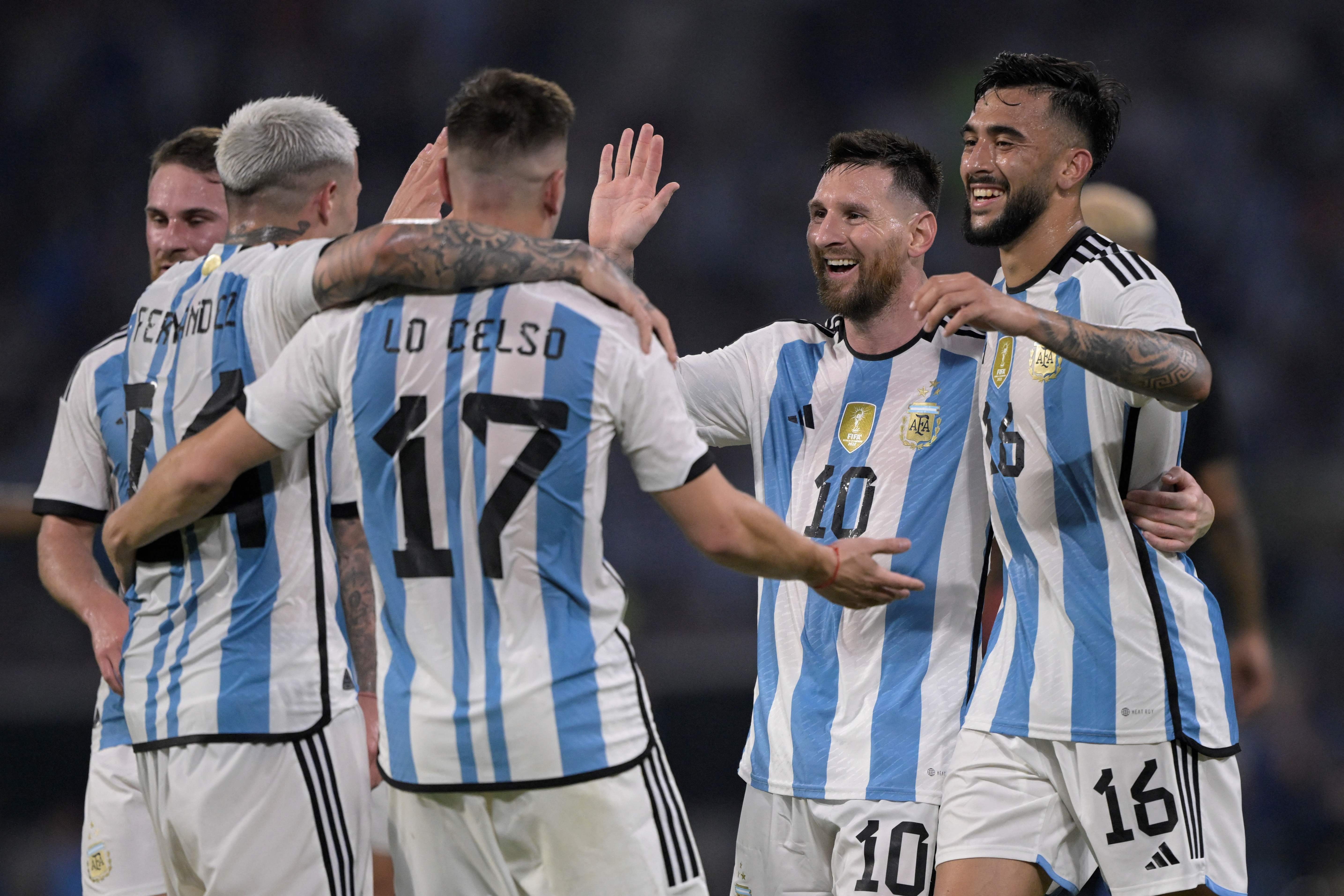 Lionel Messi celebra con sus compañeros uno de los tres goles anotados frente a Curazao, en el segundo amistoso después del Mundial de Qatar 2022. (Foto Prensa Libre: AFP).