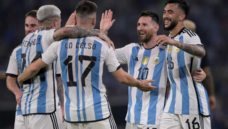 Lionel Messi celebra con sus compañeros uno de los tres goles anotados frente a Curazao, en el segundo amistoso después del Mundial de Qatar 2022. (Foto Prensa Libre: AFP).