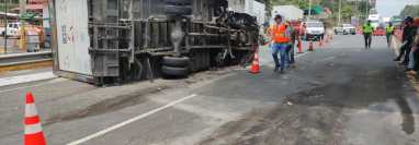 Dos accidentes de camiones se registraron este 28 de marzo en la autopista Palín – Escuintla. (Foto Prensa Libre: C. E. Paredes)