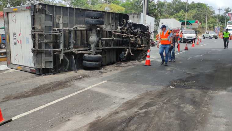 Dos accidentes de camiones se registraron este 28 de marzo en la autopista Palín – Escuintla. (Foto Prensa Libre: C. E. Paredes)