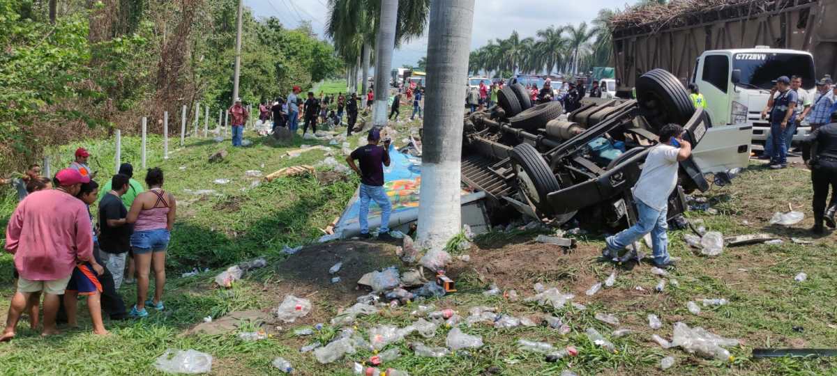 Dos accidentes de camiones se registraron este 28 de marzo en la autopista Palín – Escuintla. (Foto Prensa Libre: C. E. Paredes)