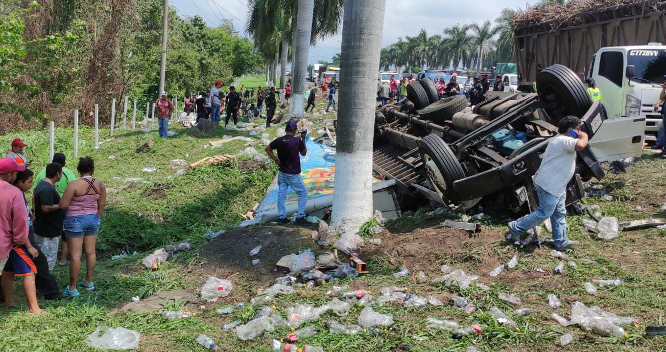 Dos accidentes de camiones se registraron este 28 de marzo en la autopista Palín – Escuintla. (Foto Prensa Libre: C. E. Paredes)