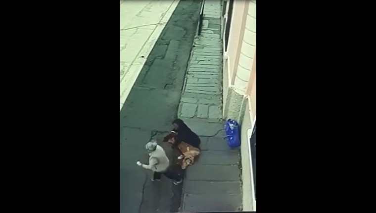 Un video muestra el momento en que una anciana es atacada por otra mujer en un sector de la zona 3 de la Ciudad de Quetzaltenango. (Foto Prensa Libre: Captura de Pantalla de video de Región Más)