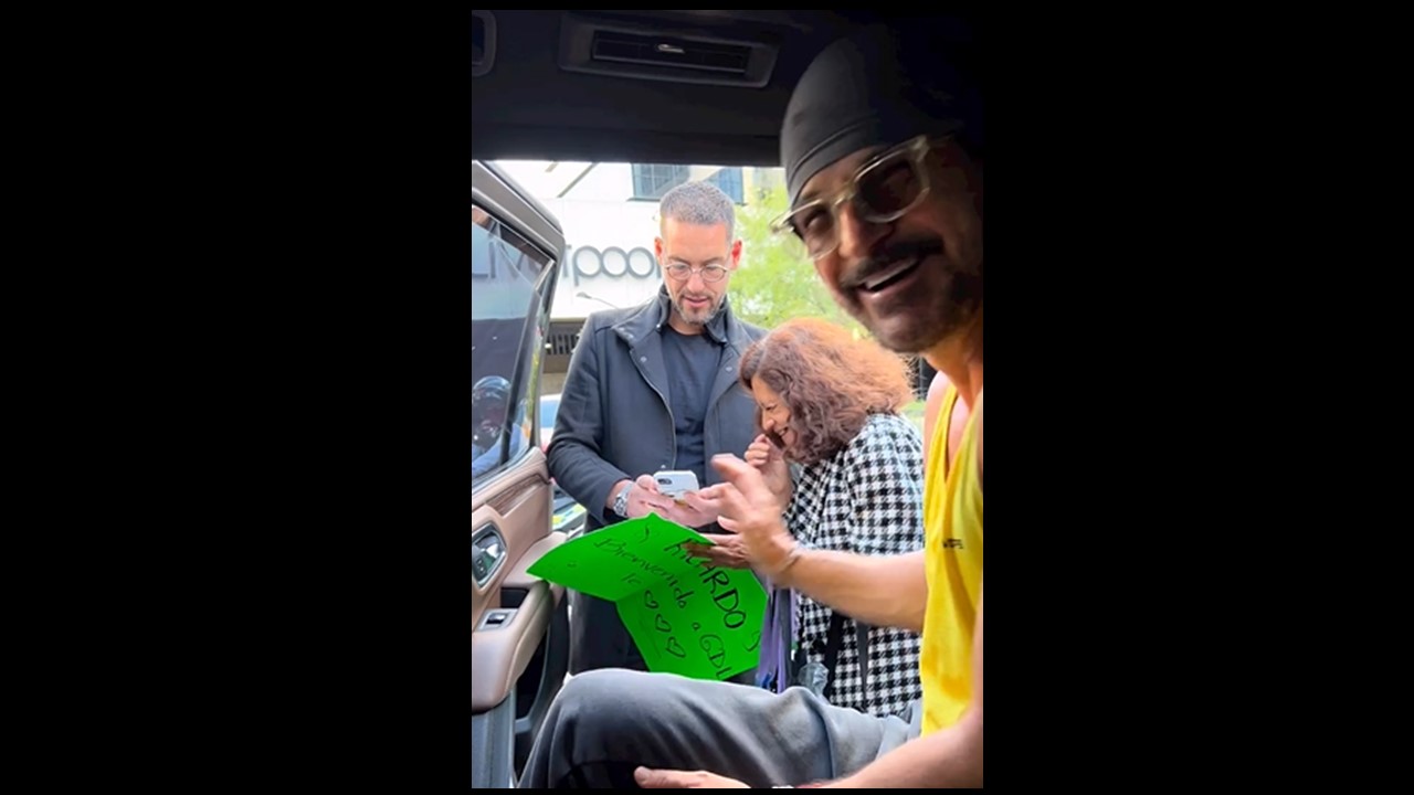 Arjona junto a una de sus seguidoras en Guadalajara. (Foto Prensa Libre: Instagram/Ricardo Arjona)