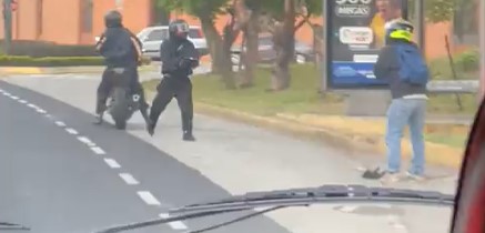 Un automovilista captó un aparente asalto en el bulevar El Naranjo, Mixco. (Foto Prensa Libre: Captura de pantalla de Twitter @marmoll__ )