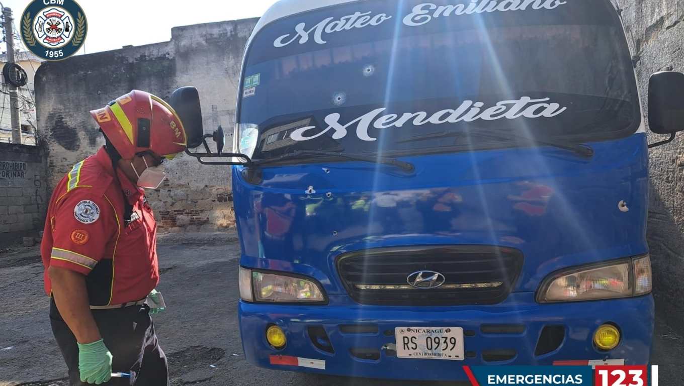 Socorristas atienden a personas afectadas por ataques armados en las últimas horas en Guatemala. (Foto Prensa Libre: Bomberos Municipales)