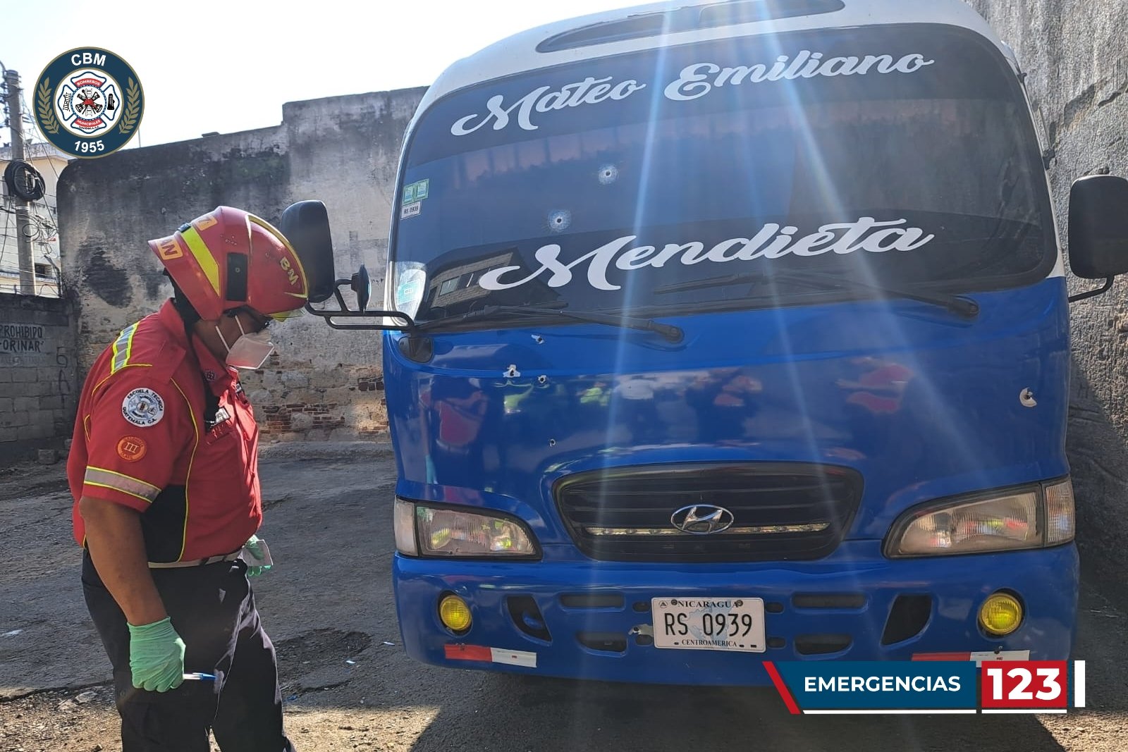 Socorristas atienden a personas afectadas por ataques armados en las últimas horas en Guatemala. (Foto Prensa Libre: Bomberos Municipales)