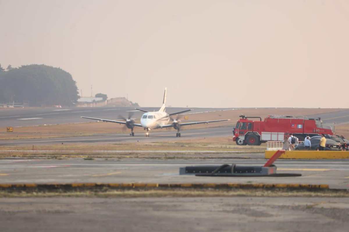 Aterrizaje por falla: videos muestran cómo una aeronave recorre la pista del Aeropuerto La Aurora y la atención de los bomberos hacia los pasajeros