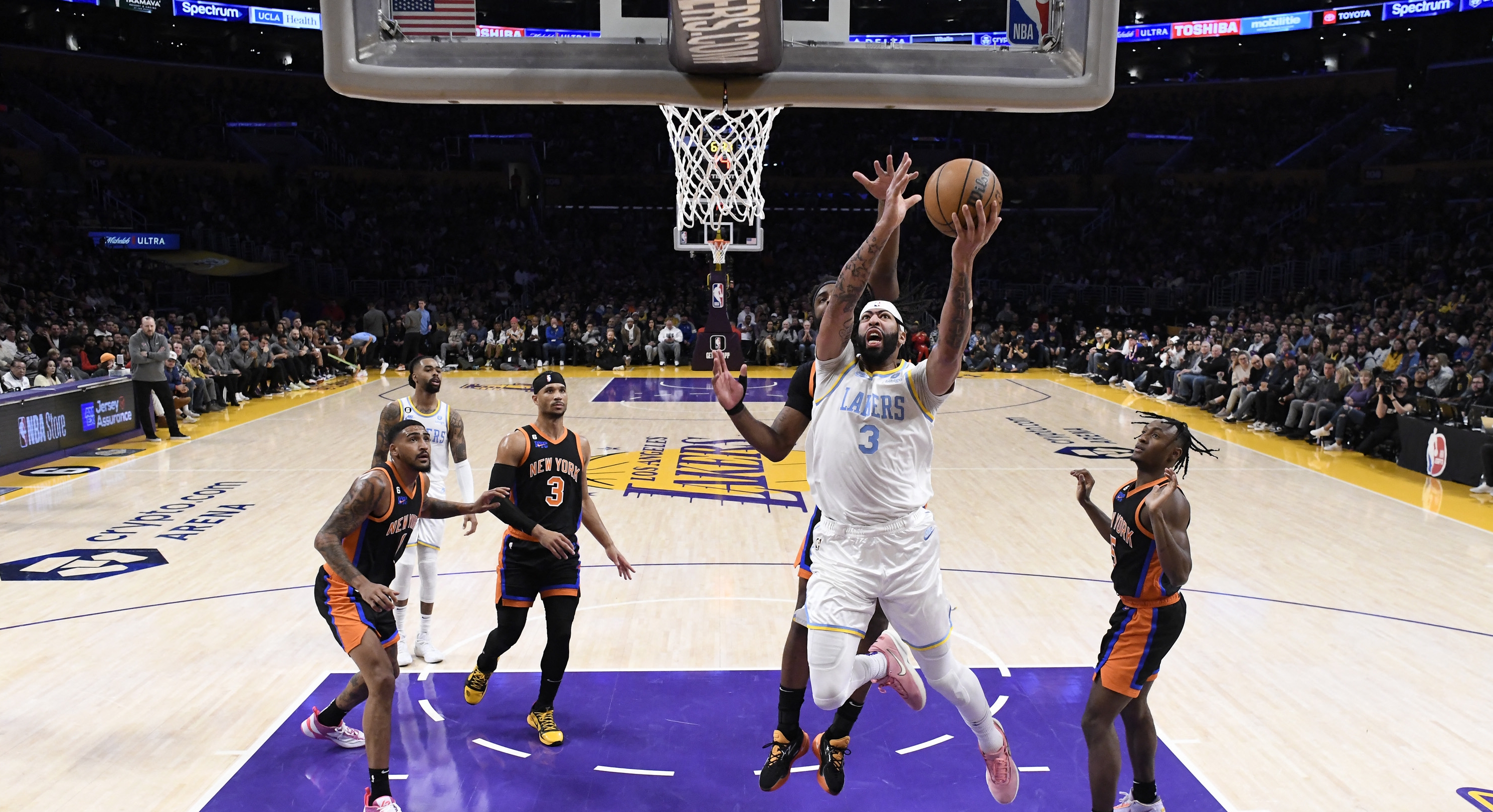 La NBA se ha visto en problemas por algunos desaciertos arbitrales y por ello implementarán dicha tecnología. (Foto Prensa Libre: AFP)